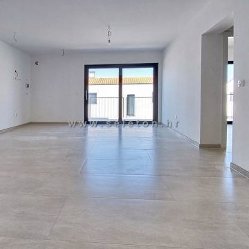 Poreč, novi stan od 84 m2 + krovna terasa od 56 m2 s pogledom na more