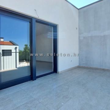 Poreč, novi stan od 84 m2 + krovna terasa od 56 m2 s pogledom na more