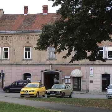 Stan: Karlovac, 139 m2, u centru sa POGLEDOM na KUPU