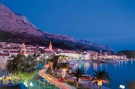 Makarska centar par minuta hoda do plaže 65m2 sa terasom i pogledom