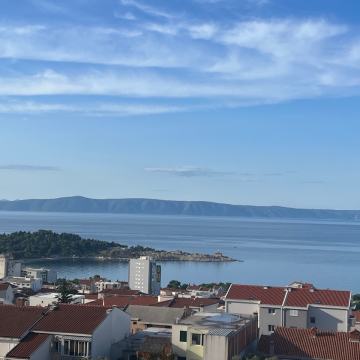 Dvosoban stan sa nesmetanim pogledom na more, Makarska