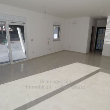 Stan, prizemlje, okućnica, novogradnja, Vodice,319000 €