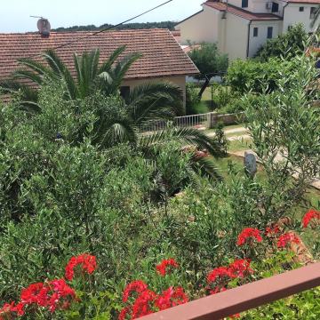 Premantura, 53m2, balkon, 2 sp, sobe, 2 kupaonice, parking, vrt