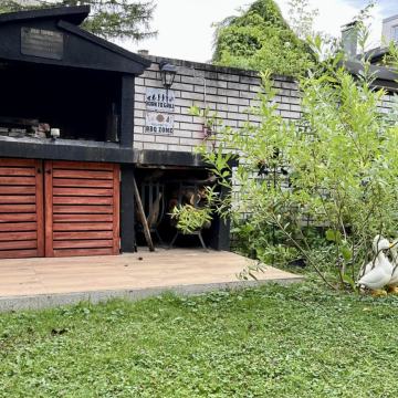 STAN U PRIZEMLJU KUĆE (ZASEBNI ULAZ) + GARAŽA I DVORIŠTE!