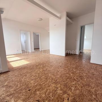 TROGIR – 76 m², POGLED NA MORE + PARKING i VRT