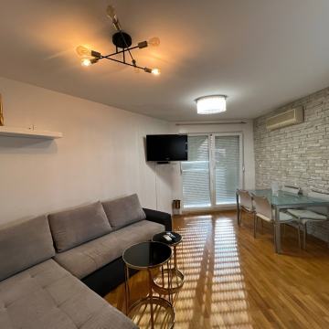 Stan: Solin,60 m2/dvosoban/novonamjesten DUGOROCNO!!!!!