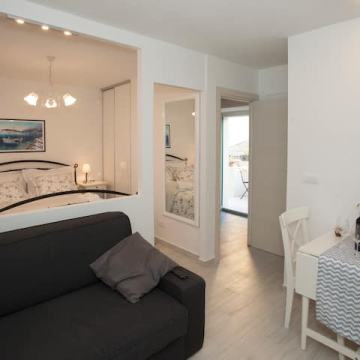 Stan: Split, 25 m2, Manuš  garsonjera 450€