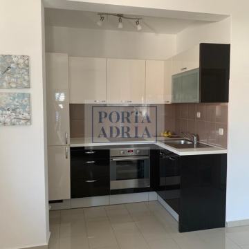 SUTIVAN***TROSOBAN STAN, VELIKA TERASA, GARAŽA