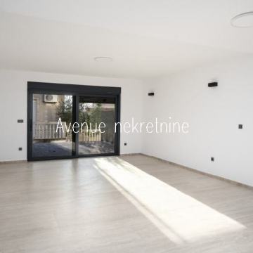 Vodice, novogradnja, 4-sobni stan u prizemlju s vrtom & 2 PM !