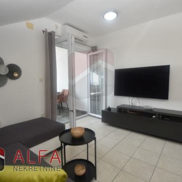 Stan: Vodice, prodaje se namješten apartman s pogledom na more