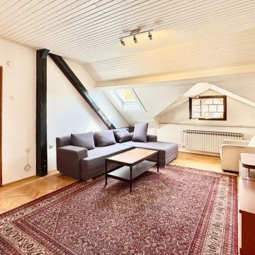 REZERVIRANO Srce grada Zagreba, 90m2, dvoetažni stan 3s za adaptaciju