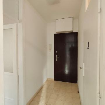 Stan: Zagreb (Savica), 42.00 m2 2 S 1 KAT LIFT  ZA 170000 E POVOLJNO!