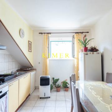 STAN U POTKROVLJU OBJEKTA NA ODLIČNOJ LOKACIJI