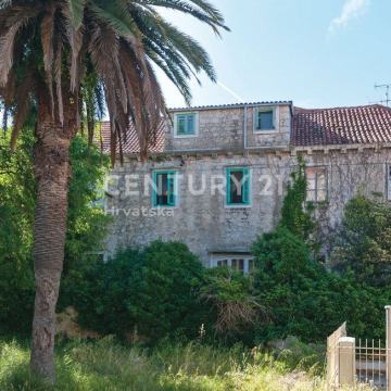 Stara kamena kuća u centru Milne na otoku Braću, PRODAJA - CIJENA NA U
