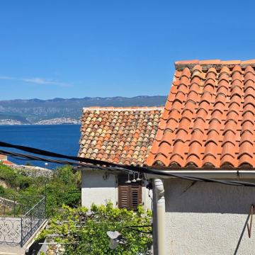 Stara kamena kuća sa dvije konobe, pogled na more, za obnovu, Vrbnik
