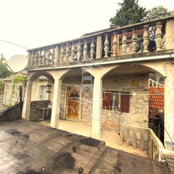 STARIGRAD, KAMENA KUĆA S 3 APARTMANA NADOMAK NP PAKLENICA