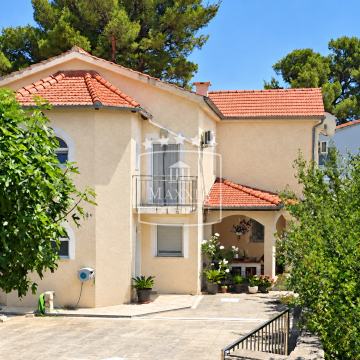 Starigrad-komforna kuća 260 m² - centar! 3 stana! 480.000€