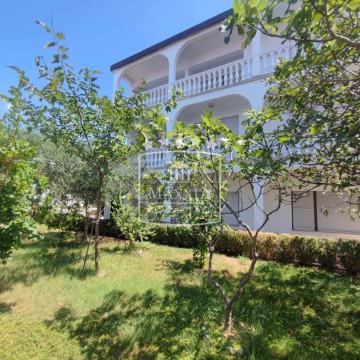 Starigrad - vrlo atraktivan objekt, drugi red od mora i plaže! 549000E