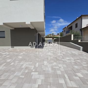 Štinjan, stan u vrhunskoj novogradnji s liftom i garažom, 2SS+DB