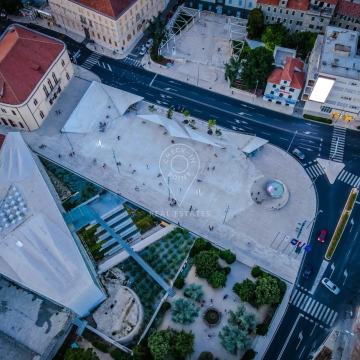 STROGI CENTAR [Poljana] - kuća sa 4 smještajne jedinice