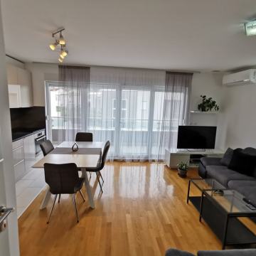 Strožanac, dvosoban stan 73m2 + parking mjesto + garaža!