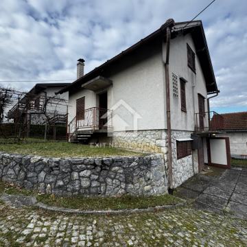 STUBIČKE TOPLICE, CENTAR, kuća i dvorište -> PRILIKA!