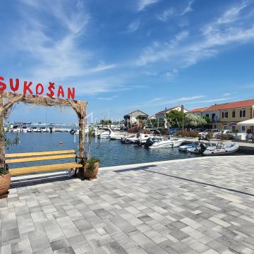 Sukošan, kuća u nizu samo 100 m od mora