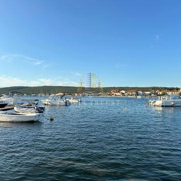 SUKOŠAN-S5 penthouse prvi red uz more