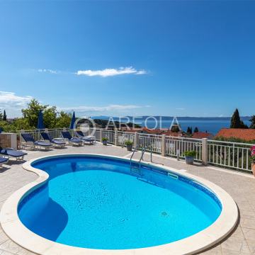 SUMARTIN (BRAČ) – Kuća s dva stana, bazenom i veličanstvenim pogledom!