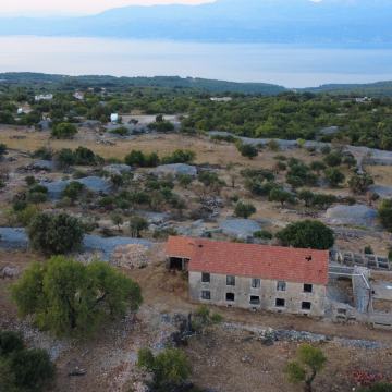 Supetar, zemljište 57.675 m2 + 5 uplanjenih kuća, pogled na more
