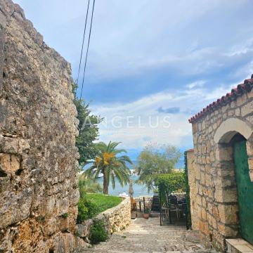 Brač, Sutivan - renovirana kamena kuća u centru mjesta, 90 m2