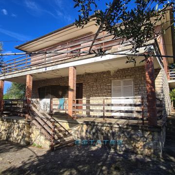 Sutomišćica, privlačna obiteljska kuća kraj mora, 265 m2