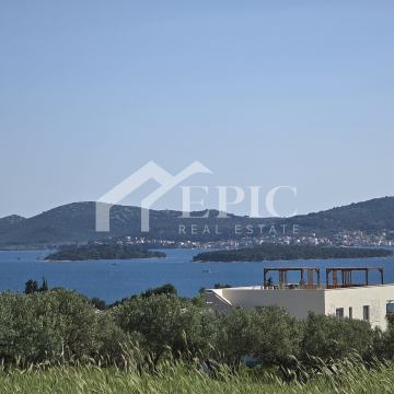 GRAĐEVINSKO ZEMLJIŠTE S POGLEDOM NA MORE