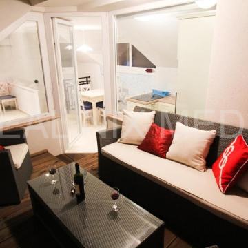 Sv. Filip i Jakov-kuća u samom centru! 50 m do mora! POGLED NA MORE!