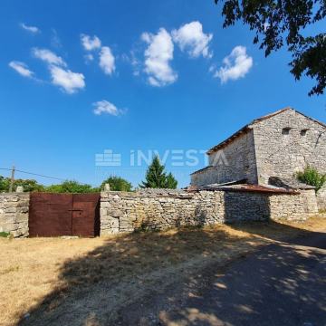 Svetvinčenat - kamena istarska kuća s ograđenim dvorištem