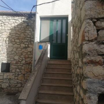 Tisno, centar, prodaje se kamena kuća, tri etaže,useljiva.