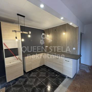 TOP ponuda! Stan renoviran 54m2, terasa, obnovljena zgrada