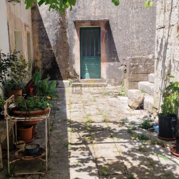 Tradicionalna kamena kuća okružena prirodom