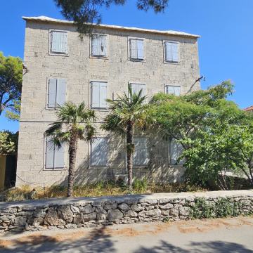 Tradicionalna kamena kuća na velikoj parceli, Škrip, Brač