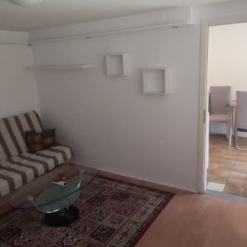 TREŠNJEVKA, JEDNOSOBNI STAN - 30 m2 - VELIKO DVORIŠTE