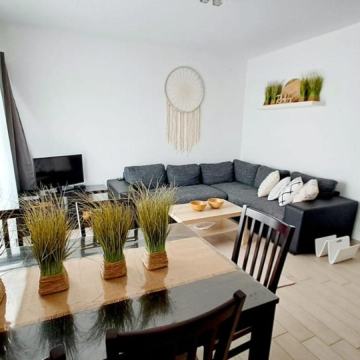 TRIBUNJ - Dvojna kuća  sa tri stana , jedan je u podrumom i vrtom  sve