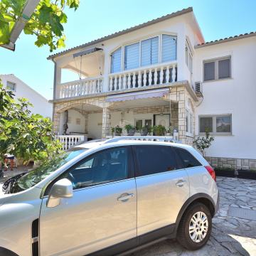 Tribunj- kuća s dva apartmana, 600m od plaže