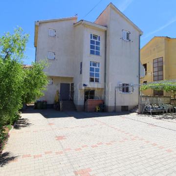 Tribunj, kuća s osam apartmana blizu mora