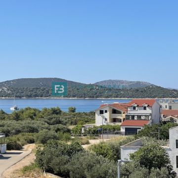 TRIBUNJ, novogradnja, 2. kat, 650 m od plaže, pogled na more, ostava