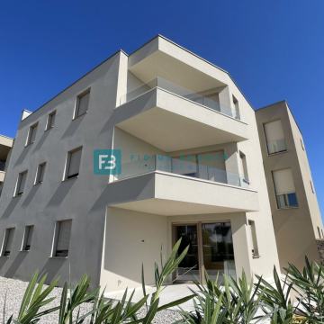 TRIBUNJ, novogradnja, 2. kat, 650 m od plaže, pogled na more, ostava