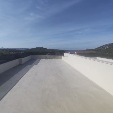 TRIBUNJ, SOVLJE, DVOETAŽNI STAN  SA KROVNOM TERASOM, POGLED MORE