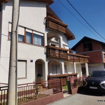 Trnava kvalitetna katnica sa tri odvojena stana i garažom