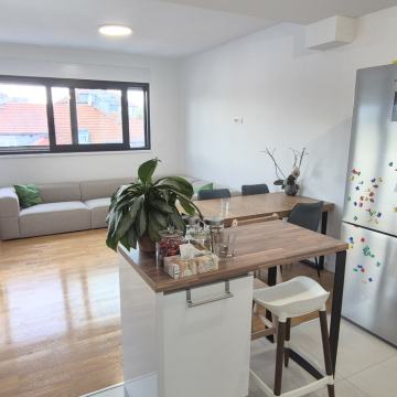 Trnje, četverosoban stan na 2. katu, spremište te VPM - 94.00 m2