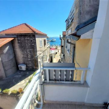 Troetažna kuća u strogom centru Vodica