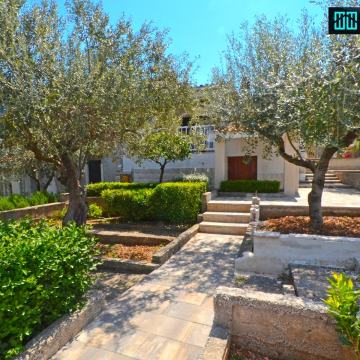 TROGIR - Drvenik Veliki, DUPLEX / 992m2 okućnice // VIDEO -čitaj opis